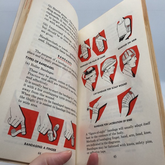 Handbook St. John Ambulance ‘Fundamentals of First Aid’ - Picture 4 of 5